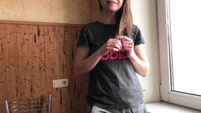 哥哥在第一次約會前幫助繼妹放鬆。俄羅斯業餘與談話